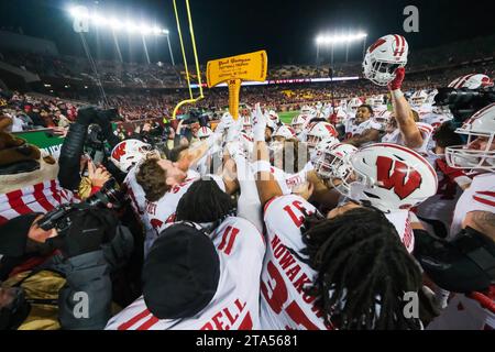 Minneapolis, Minnesota, USA. November 2023. Die Wisconsin Badgers feiern, nachdem sie am Samstag, den 25. November 2023, am Ende der Minnesota Golden Gophers gegen die Wisconsin Badgers im Huntington Bank Stadium in Minneapolis, Minnesota, gewonnen haben. Wisconsin gewann mit 28:14. (Kreditbild: © Steven Garcia/ZUMA Press Wire) NUR REDAKTIONELLE VERWENDUNG! Nicht für kommerzielle ZWECKE! Stockfoto