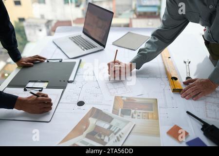 Architekt und Ingenieur arbeiten am Entwurf der Wohnung Stockfoto