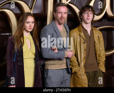 London, Großbritannien. November 2023. Damian Lewis, Manon Lewis und Gulliver Lewis bei der Uraufführung von Wonka, Royal Festival Hall, London, UK, 28. November, 2023. Foto: Stuart Hardy/ABACAPRESS.COM Credit: abaca Press/Alamy Live News Stockfoto