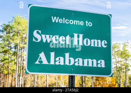 Willkommen im Sweet Home Alabama - Straßenschild in einer Pause in der Nähe der Staatsgrenze, Reisekonzept Stockfoto