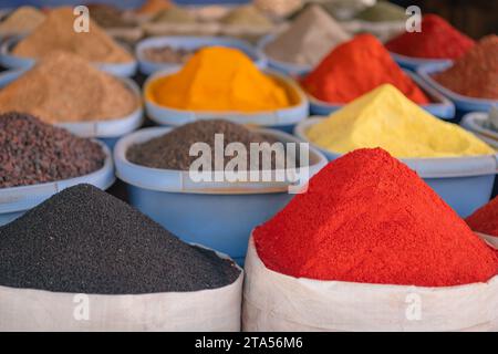 Gewürze auf dem Markt auf dem Chorsu-Basar in Taschkent, Usbekistan. Selektiver Fokus mit Kopierraum für Text Stockfoto