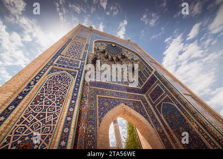 Paradeportal des Mausoleums Gur-e-Amir, berühmter architektonischer Komplex, Samarkand, Usbekistan. Weitwinkelbild mit Kopierraum für Text Stockfoto