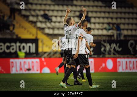 Bruno Duarte feiert nach einem Elfmeterschießen in der Liga Portugal 23/24 zwischen dem SC Farense und dem FC Arouca, Estadio de Sao Luis, Faro, Portugal. ( Stockfoto