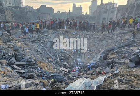 Jabalia, Gaza. 31. Oktober 2023. Palästinenser suchen nach Opfern in den Trümmern nach israelischen Luftangriffen auf das Flüchtlingslager Jabalia im Norden Gazastreifens am Dienstag, den 31. Oktober 2023. Dutzende Palästinenser, darunter Kinder, wurden bei einer Reihe israelischer Luftangriffe auf das Flüchtlingslager Jabalia getötet, sagte der Sprecher des Innenministeriums am Dienstag. Die israelischen Angriffe werden am 25. Tag in Gaza fortgesetzt. Foto: Anas Jamal/ Credit: UPI/Alamy Live News Stockfoto