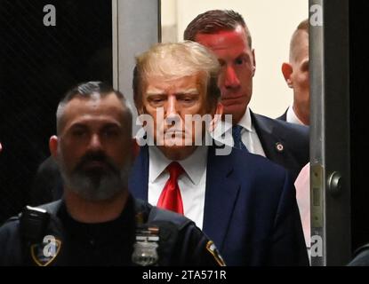 New York, Usa. April 2023. Der ehemalige Präsident Donald Trump verlässt am Dienstag, den 4. April 2023, das State Supreme Court in 100 Centre Street wegen seiner Anklage nach einer Anklage der Grand Jury in New York City. Donald Trump wurde am Donnerstag von einer großen Jury in Manhattan wegen mehr als 30 Anklagepunkten wegen Geschäftsbetrugs angeklagt. Der Bezirksstaatsanwalt von Manhattan Alvin Bragg untersucht den ehemaligen Präsidenten in Verbindung mit seiner angeblichen Rolle in einem Schleichgeldzahlungsprogramm und einer Vertuschung mit dem Erwachsenenfilmstar Stormy Daniels. Foto: Louis Lanzano/UPI Credit: UPI/Alamy Live News Stockfoto