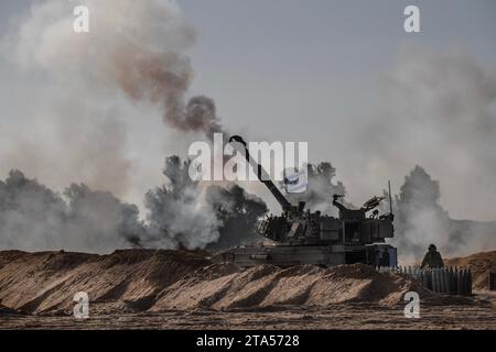 Israel. November 2023. Ein israelischer 155-mm-Haubitzer feuert am Dienstag, den 7. November 2023, von einer Basis im Süden Israels in den Gazastreifen. Es ist ein Monat her, dass Hamas-Terroristen in Süd-Israel infiltriert sind, 1.400 Israelis getötet und über 240 Geiseln zurück in Gaza genommen haben. Foto von Jim Hollander/UPI Credit: UPI/Alamy Live News Stockfoto