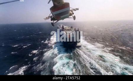 Sanaa, Jemen. November 2023. Bilder der jemenitischen Houthi-Gruppe am 20. November zeigen Houthi-Militanten, wie sie am Sonntag ein Frachtschiff in der Nähe des Jemen im südlichen Roten Meer entführen. Houthi-Sprecher sagt, dass die Kämpfer der Gruppe das Schiff entführt haben, das angeblich einem israelischen Geschäftsmann gehört. Foto von Houthi Group Press Service/ Credit: UPI/Alamy Live News Stockfoto