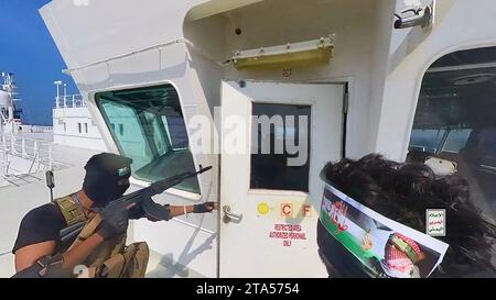 Sanaa, Jemen. November 2023. Bilder, die von der jemenitischen Houthi-Gruppe am 20. November 2023 veröffentlicht wurden, zeigen Huthi-Militanten, wie sie ein Frachtschiff in der Nähe des Jemen im südlichen Roten Meer entführen. Houthi-Sprecher sagt, dass die Kämpfer der Gruppe das Schiff entführt haben, das angeblich einem israelischen Geschäftsmann gehört. Foto von Houthi Group Press Service/ Credit: UPI/Alamy Live News Stockfoto