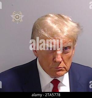 Atlanta, Usa. August 2023. Der ehemalige Präsident Donald J. Trump ist auf diesem Foto abgebildet, das das Büro des Fulton County Sheriffs am Donnerstag, den 24. August 2023, in Atlanta, GA, zur Verfügung stellt. Trump wurde in Georgien wegen angeblicher Versuche angeklagt, die Ergebnisse der Präsidentschaftswahlen im Jahr 2020 aufzuheben, und hat sich nun im Rahmen der Verschwörungsverfolgung gestellt. Foto über Fulton County Sheriff's Office/UPI Credit: UPI/Alamy Live News Stockfoto