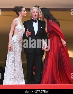 Cannes, Frankreich. Mai 2023. Der US-amerikanische Schauspieler Michael Douglas, die britische Schauspielerin Catherine Zeta-Jones und die Tochter Carys Zeta Douglas nehmen am Dienstag, den 16. Mai 2023, an der Eröffnungsgala und Premiere von Jeanne du Barry beim 76. Cannes Film Festival im Palais des Festivals in Cannes, Frankreich, Teil. Foto: Rune Hellestad/ Credit: UPI/Alamy Live News Stockfoto