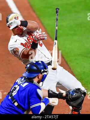 Baltimore, Usa. August 2023. James McCann (27) von Baltimore Orioles wird von einem Pitch des Toronto Blue Jays Relief Pitcher Yimi Garcia getroffen, als der Fänger Danny Jansen am Dienstag, den 22. August 2023, während des fünften Inning in Camden Yards in Baltimore, Maryland, auf den Wurf wartet. Foto: David Tulis/UPI Credit: UPI/Alamy Live News Stockfoto