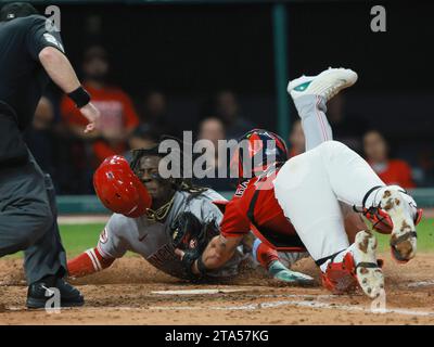 Cleveland, Usa. September 2023. Cincinnati Reds Elly de La Cruz (44) wird am Mittwoch, den 27. September 2023, im fünften Inning im Progressive Field in Cleveland, Ohio, von der Cleveland Guardians-Catcher Cam Gallagher (35) auf der Heimplatte ausgetaggt. Foto: Aaron Josefczyk/UPI Credit: UPI/Alamy Live News Stockfoto