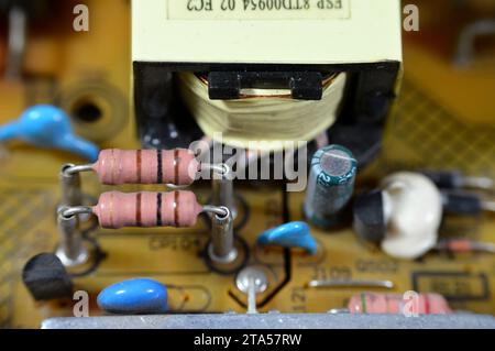 Kairo, Ägypten, Oktober 30 2023: Innenraum der Hauptplatine des LED-Fernsehers, Stromkreise, Drähte, Transformatoren, Widerstand, IC und Kondensatoren, Reparatur m Stockfoto