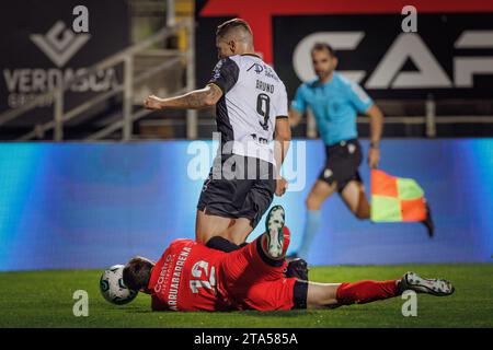 Bruno Duarte wird von Ignacio de Arruabarrena angegriffen, was zu einem Elfmeter im Spiel der Liga Portugal 23/24 zwischen dem SC Farense und dem FC Arouca, Estadio, führt Stockfoto