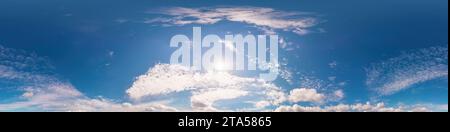 Blauer Sommerhimmel mit hellen Cirrus-Wolken. Nahtloses 360-Panorama mit HDR 360. Vollständiges Zenit oder Himmelskuppel für 3D-Visualisierung, Himmelsersatz Stockfoto