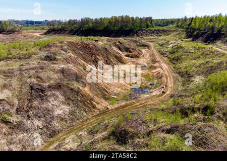 Sandhügel auf einem alten, bewachsenen Sandsteinbruch Stockfoto