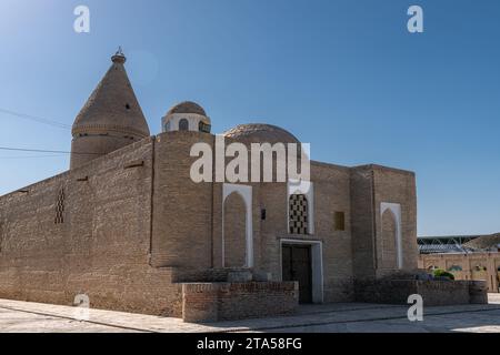 Das Chashma Ayub Mausoleum befindet sich in der Nähe des Samaniden Mausoleums in Buchara, Usbekistan. Blauer Himmel mit Kopierraum für Text Stockfoto