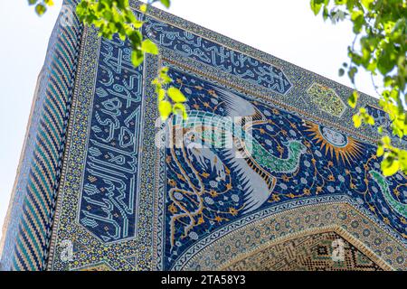 Buchara, Usbekistan - 28. Mai 2023: Details der Madrasah Divan Begi auf dem zentralen Stadtplatz von Buchara, neben dem Lyabi-Hauz-Komplex Stockfoto