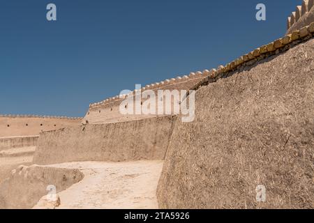 Die Treppe zur Arche-Festung in Chiwa, Usbekistan. Vertikales Bild, blauer Himmel mit Kopierraum für Text Stockfoto