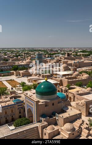 Historische Gebäude von Chiwa (Usbekistan) von oben. Das Gebäude mit grüner Kuppel ist das Mausoleum von Pahlavan Mahmoud. Vordergrund: Mazar-i-Sharif Madrasah Stockfoto