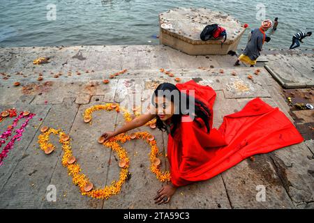 Varanasi, Indien. November 2023. Ein junges Mädchen mit einem bunten Kleid, das am Vorabend von Dev Deepavali schmückt. Dev Deepavali, auch bekannt als Diwali der Götter, ist ein fest, das auf Karthik Purnima gefeiert wird, das 15 Tage nach Diwali fällt. Dev Deepavali ist das größte Lichtfestival Indiens, bei dem die Gläubigen das Ufer des Ganges mit Millionen von Lampen als Teil des Festivals schmücken. Quelle: SOPA Images Limited/Alamy Live News Stockfoto