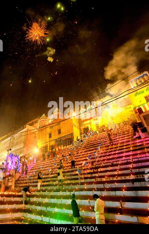 Varanasi, Indien. November 2023. Feuerknacker am Himmel am Vorabend von Dev Deepavali. Dev Deepavali, auch bekannt als Diwali der Götter, ist ein fest, das auf Karthik Purnima gefeiert wird, das 15 Tage nach Diwali fällt. Dev Deepavali ist das größte Lichtfestival Indiens, bei dem die Gläubigen das Ufer des Ganges mit Millionen von Lampen als Teil des Festivals schmücken. Quelle: SOPA Images Limited/Alamy Live News Stockfoto