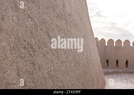 Stadtmauer von Itchan Kala. Itchan oder Ichan Kala ist eine alte ummauerte Innenstadt der Stadt Chiwa in Usbekistan. Stockfoto