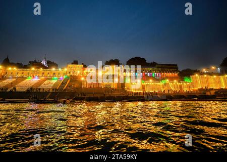 Varanasi, Indien. November 2023. Beleuchtete Ghats (Stufen) auf dem Ganges werden während des Dev Deepavali, dem Festival der Kartik Poornima, gesehen. Dev Deepavali, auch bekannt als Diwali der Götter, ist ein fest, das auf Karthik Purnima gefeiert wird, das 15 Tage nach Diwali fällt. Dev Deepavali ist das größte Lichtfestival Indiens, bei dem die Gläubigen das Ufer des Ganges mit Millionen von Lampen als Teil des Festivals schmücken. (Foto: Avishek das/SOPA Images/SIPA USA) Credit: SIPA USA/Alamy Live News Stockfoto