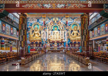 Buddha-Statue im Namdroling-Kloster. Gelegen in Bylakuppe, Mysuru District, Indien Stockfoto