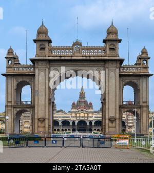 Eingangstor des Mysore Palastes in Mysore, Karnataka, Indien. Stockfoto