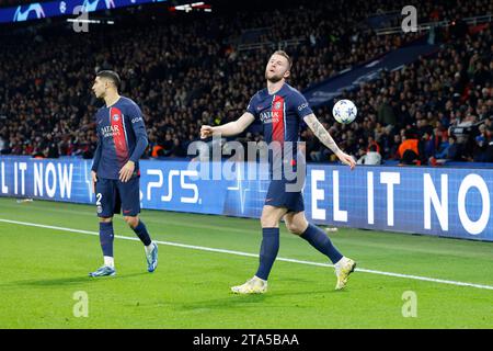 Paris, Frankreich. November 2023. © Sebastien Muylaert/MAXPPP - Paris 28/11/2023 Milan Škriniar von PSG während des UEFA Champions League-Spiels zwischen Paris Saint-Germain und Newcastle United FC im Parc des Princes in Paris, Frankreich. 28.11.2023 Credit: MAXPPP/Alamy Live News Stockfoto