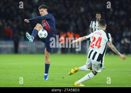 Paris, Frankreich. November 2023. © Sebastien Muylaert/MAXPPP - Paris 28/11/2023 Manuel Ugarte von PSG während des UEFA Champions League Spiels zwischen Paris Saint-Germain und Newcastle United FC im Parc des Princes in Paris, Frankreich. 28.11.2023 Credit: MAXPPP/Alamy Live News Stockfoto