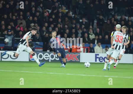 Paris, Frankreich. November 2023. © Sebastien Muylaert/MAXPPP - Paris 28/11/2023 Achraf Hakimi von PSG während des UEFA Champions League-Spiels zwischen Paris Saint-Germain und Newcastle United FC im Parc des Princes in Paris, Frankreich. 28.11.2023 Credit: MAXPPP/Alamy Live News Stockfoto