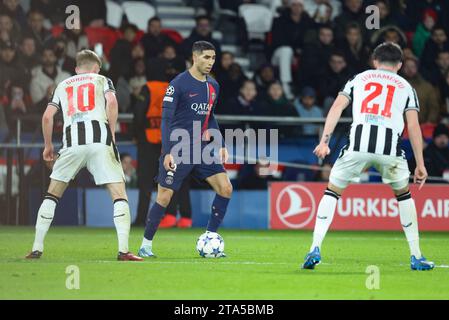 Paris, Frankreich. November 2023. © Sebastien Muylaert/MAXPPP - Paris 28/11/2023 Achraf Hakimi von PSG während des UEFA Champions League-Spiels zwischen Paris Saint-Germain und Newcastle United FC im Parc des Princes in Paris, Frankreich. 28.11.2023 Credit: MAXPPP/Alamy Live News Stockfoto