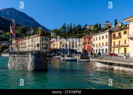 Menaggio, Italien - 8. November 2023: Malerischer Hafen und Dorf Menaggio am Ufer des Comer Sees in der Lombardei Stockfoto