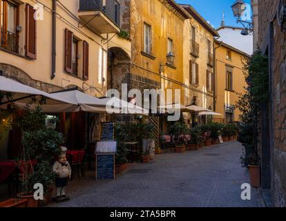 Orvieto, Italien - 18. November 2023: Idyllische Altstadtallee in der Innenstadt von Orvieto Stockfoto