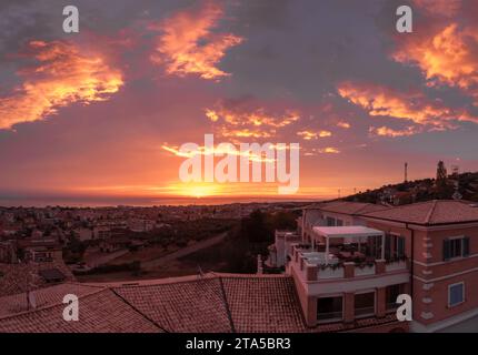 Tortoreto, Italien - 21. November 2023: Blick auf den Badeort Tortoreto bei Sonnenaufgang an der Adriaküste der Abruzzen Stockfoto