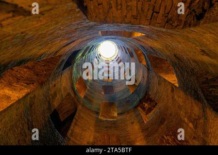 Orvieto, Italien - 18. November 2023: Blick nach oben von St. Patrick ist gut in der Innenstadt von Orvieto Stockfoto