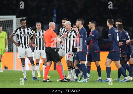 Paris, Frankreich 28. November 2023, Paris, Frankreich, am 28. November 2023 protestiert Newcastle United Mittelfeldspieler Bruno Guimaraes (39) mit Schiedsrichter Szymon Marciniak während des Gruppenspiels der UEFA Champions League, des Gruppenspiels zwischen Paris Saint-Germain und Newcastle United am 28. November 2023 im Parc des Princes Stadion in Paris Stockfoto