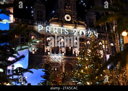 Paris, Frankreich. November 2023. Das Weihnachtsdorf ist in Paris 2024 Farben der Olympischen Spiele und Paralympics vor dem Rathaus in Paris, Frankreich, am 28. November 2023 beleuchtet. Foto: Alain Apaydin/ABACAPRESS.COM Credit: Abaca Press/Alamy Live News Stockfoto