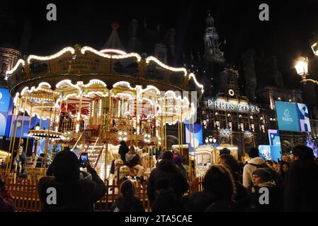 Paris, Frankreich. November 2023. Das Weihnachtsdorf ist in Paris 2024 Farben der Olympischen Spiele und Paralympics vor dem Rathaus in Paris, Frankreich, am 28. November 2023 beleuchtet. Foto: Alain Apaydin/ABACAPRESS.COM Credit: Abaca Press/Alamy Live News Stockfoto