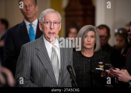 Washington, Usa. November 2023. Mitch McConnell (Republikaner von Kentucky), der Minderheitenführer des US-Senats, hält während der Pressekonferenz zum politischen Mittagessen im Senat im US-Kapitol in Washington, DC, USA, am Dienstag, 28. November. 2023. Foto: Rod Lamkey/CNP/ABACAPRESSS.COM Credit: abaca Press/Alamy Live News Stockfoto