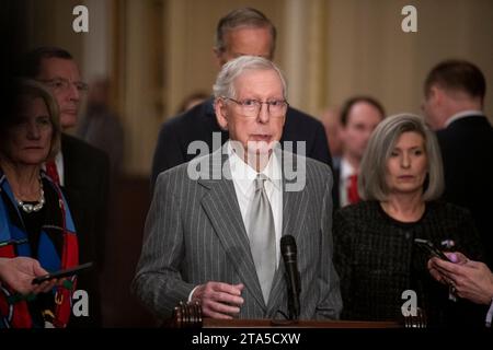 Washington, Usa. November 2023. Mitch McConnell (Republikaner von Kentucky), der Minderheitenführer des US-Senats, hält während der Pressekonferenz zum politischen Mittagessen im Senat im US-Kapitol in Washington, DC, USA, am Dienstag, 28. November. 2023. Foto: Rod Lamkey/CNP/ABACAPRESSS.COM Credit: abaca Press/Alamy Live News Stockfoto