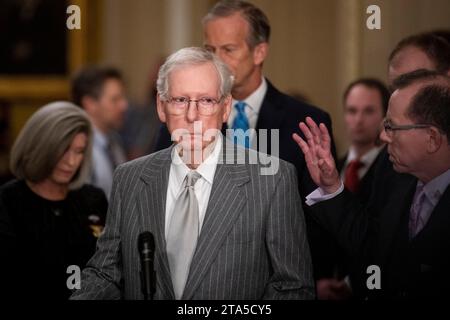 Washington, Usa. November 2023. Mitch McConnell (Republikaner von Kentucky), der Minderheitenführer des US-Senats, hält während der Pressekonferenz zum politischen Mittagessen im Senat im US-Kapitol in Washington, DC, USA, am Dienstag, 28. November. 2023. Foto: Rod Lamkey/CNP/ABACAPRESSS.COM Credit: abaca Press/Alamy Live News Stockfoto