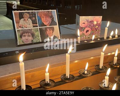 Aktenfoto vom 11/2023 eines Fotos der vier Teenager Jevon Hirst, Harvey Owen, Wilf Fitchett und Hugo Morris, er starb bei einem Autounfall in Snowdonia, Nordwales, durch Kerzen und eine Sympathiekarte in der Shrewsbury Abbey. Die Untersuchung der Todesfälle der vier Teenager wird am Mittwoch eröffnet. Erscheinungsdatum: Mittwoch, 29. November 2023. Stockfoto