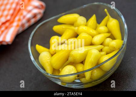 Mini eingelegte Paprika in einer Schüssel Stockfoto