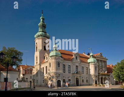 Kirche St. Jakob, Rathaus, am Rynek (Marktplatz) in Pszczyna, Śląskie, Polen Stockfoto