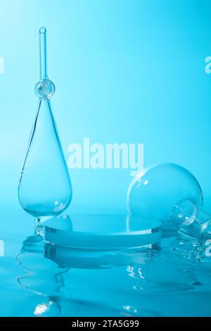Laborgeräte mit transparentem Podium und Leerraum. Podium für geometrische Formen zur Produktanzeige. Blauer Hintergrund Stockfoto
