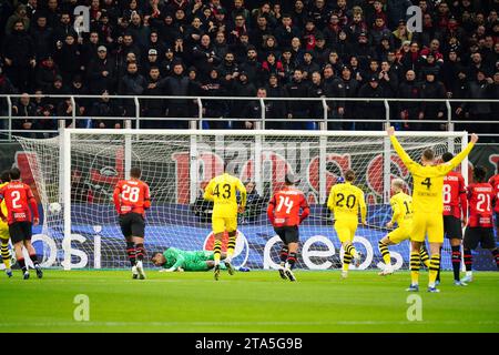 Mailand, Italien. November 2023. firo: 28.11.2023, Fußball, Fußball, CHAMPIONS LEAGUE Saison 2023/2024, 23/24 AC Milan - BVB Borussia Dortmund 1:3 Marco Reus (BV Borussia Dortmund) erzielt das Elfmetertor nach Elfmeterschießen auf 1:0 Credit: dpa/Alamy Live News Stockfoto