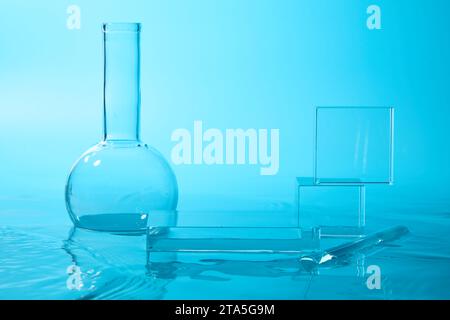 Podeste in geometrischer Form, verziert mit einer florentiner Flasche mit flachem Boden. Vorderansicht. Minimale Szene mit Podium und abstraktem Hintergrund Stockfoto